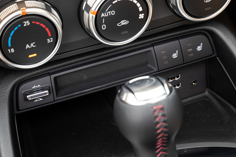 VSグレードでは新たに写真の「スポーツタン」を専用色として設定。同グレードでは「ブラック」「オーバーン」も選べる