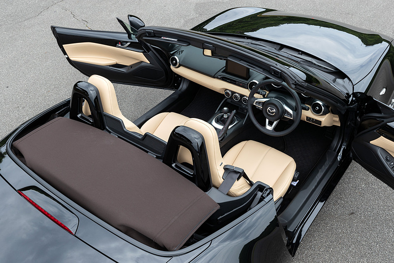 特別仕様車「Caramel Top」は「S Leather Package」をベースとし、新採用のブラウンカラーのソフトトップとともにスポーツタン色のインテリアカラーを組み合わせた