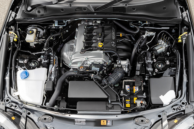 ロードスターに搭載される直列4気筒DOHC 1.5リッター「SKYACTIV-G 1.5」エンジン。従来では最高出力96kW（131PS）/7000rpm、最大トルク150N・m（15.3kgf・m）/4800rpmだったところ、最高出力97kW（132PS）/7000rpm、最大トルク152N・m（15.5kgf・m）/4500rpmに進化