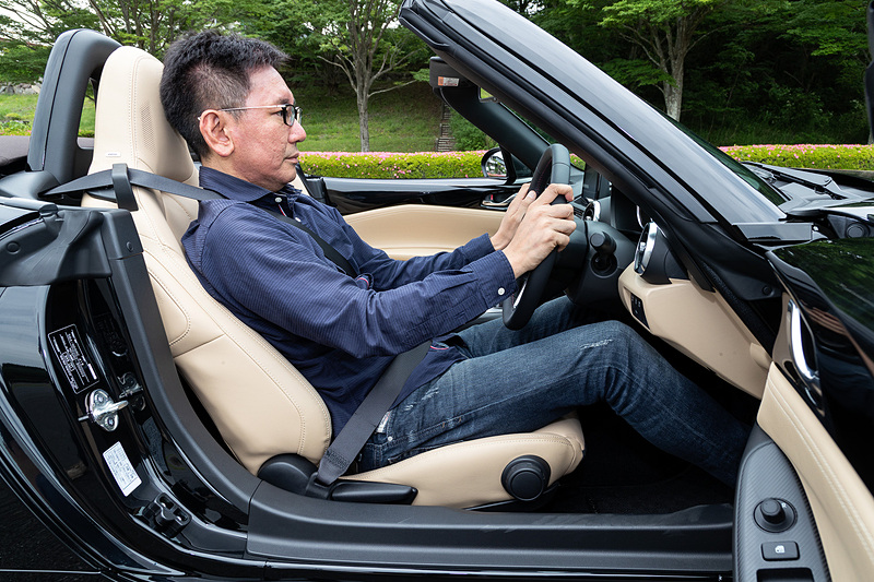 今回の改良により、歴代ロードスターで初めてテレスコピックステアリングを採用した。写真左はステアリング位置を一番奥に、写真右は一番手前にしたところ