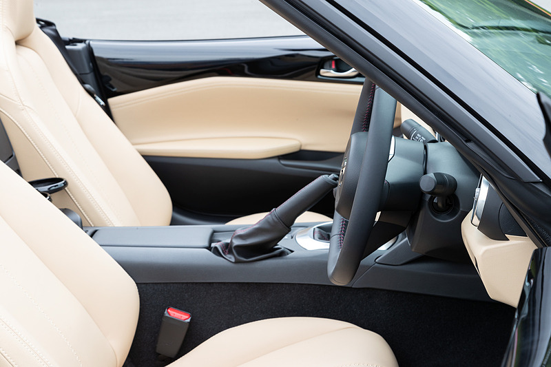 ステアリング調節機構には、従来の上下42mmのチルト機能に加えて新たにストローク30mmのテレスコピック機能を採用