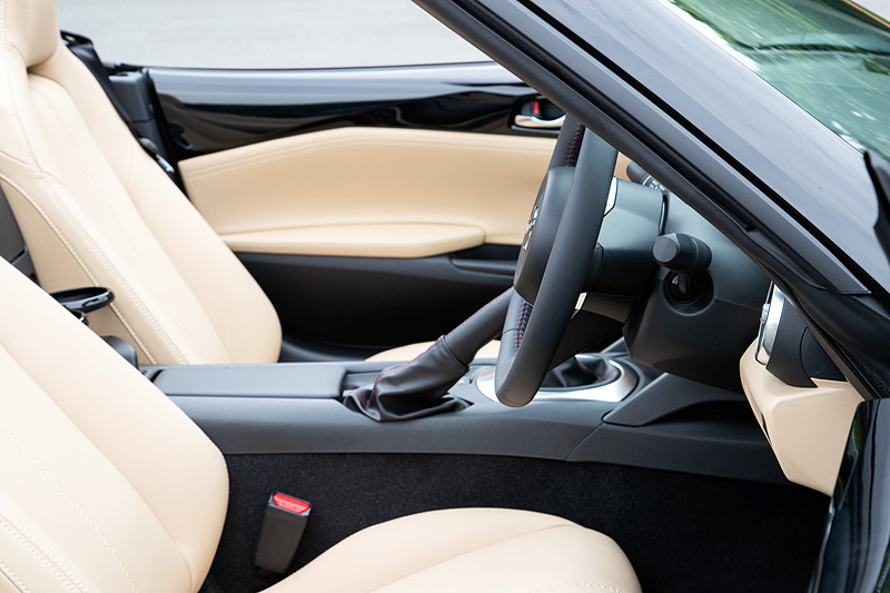 ステアリング調節機構には、従来の上下42mmのチルト機能に加えて新たにストローク30mmのテレスコピック機能を採用