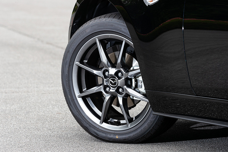 特別仕様車「Caramel Top」は「S Leather Package」をベースとし、新採用のブラウンカラーのソフトトップとともにスポーツタン色のインテリアカラーを組み合わせた