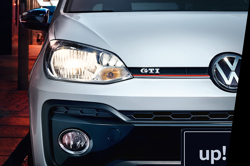 GTI専用エクステリア（ハニカムフロントグリル、フロントバンパー、ブラックドアミラー）