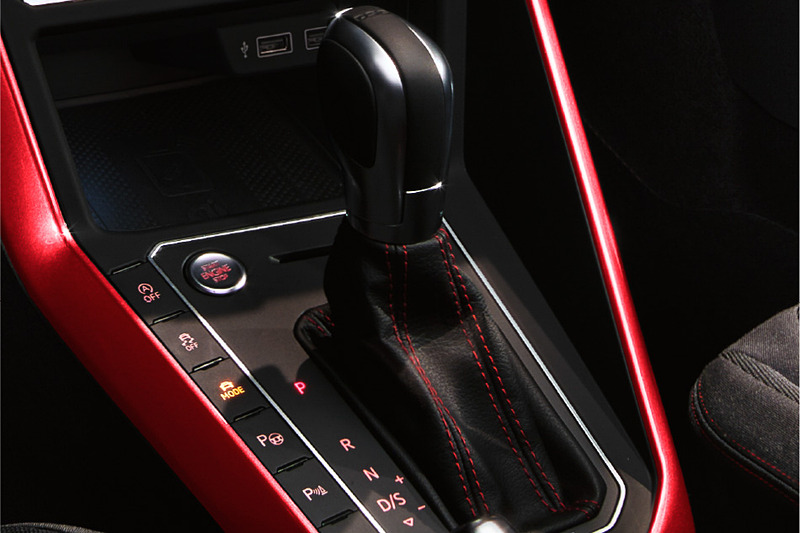 従来比8PS/70N･mのパワーアップを果たした、最高出力147kW（200PS）/4400-6000rpm、最大トルク320N･m（32.6kgf･m）/1500-4350rpmを発生する直列4気筒DOHC 2.0リッターターボエンジンを搭載し、トランスミッションに6速DSGを組み合わせる