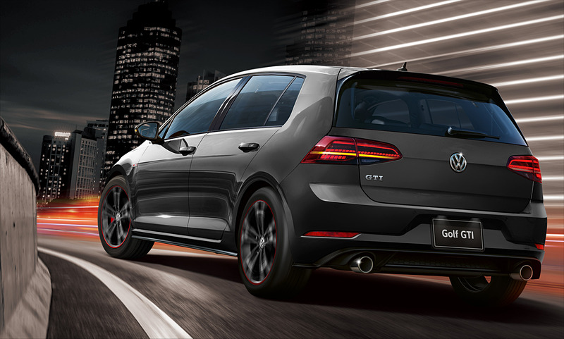 ゴルフ GTI Dynamicは、最高出力169kW（230PS）/4700-6200rpm、最大トルク350N･m（35.7kgf･m）/1500-4600rpmを発生する直列4気筒DOHC 2.0リッターターボエンジンを搭載し、トランスミッションには6速MTのほか、6速DSGも設定