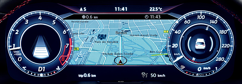 デジタルメータークラスター“Active Info Display”（左）、Volkswagen純正インフォテイメントシステム“Discover Pro”（右）をそれぞれ標準装備