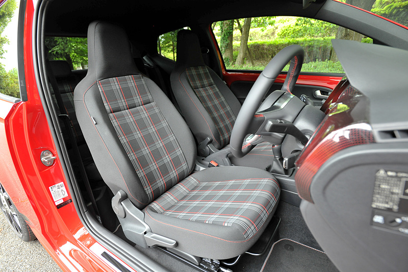 ダッシュパッドに「ピクセルレッド」のパネルを採用したほか、GTI専用のレザーマルチファンクションステアリングホイール、レザーシフトノブ、ドアシルプレートなどを装備。ルーフやピラーの内張はブラック仕上げ