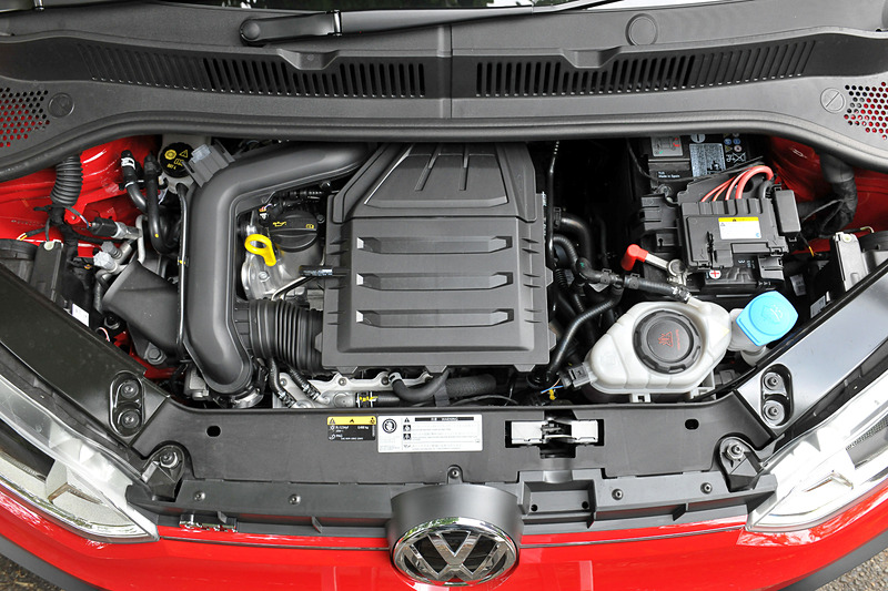 up! GTIが搭載する直列3気筒DOHC 1.0リッターターボエンジンは、最高出力85kW（116PS）/5000-5500rpm、最大トルク200N・m（20.4kgf・m）/2000-3500rpmを発生。JC08モード燃費は21.0km/L