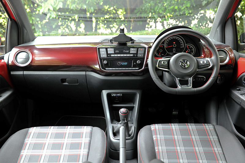 タータンチェック柄のファブリックシートを用いたインテリア