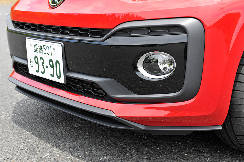 エクステリアではラジエターグリルにGTIならではのハニカムパターンを採用するとともに、ハイグロスブラック仕上げのバンパー中央部のトランスバースロッドやドアミラーハウジング、ベースモデルからサイズ拡大が図られたルーフエッジスポイラーなどを採用。17インチアルミホイールやクロームエキゾーストパイプも専用品になる