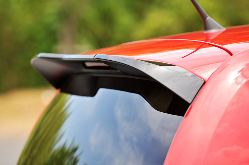 エクステリアではラジエターグリルにGTIならではのハニカムパターンを採用するとともに、ハイグロスブラック仕上げのバンパー中央部のトランスバースロッドやドアミラーハウジング、ベースモデルからサイズ拡大が図られたルーフエッジスポイラーなどを採用。17インチアルミホイールやクロームエキゾーストパイプも専用品になる