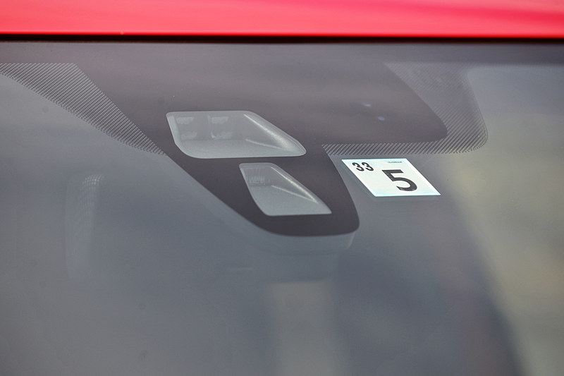 エクステリアではラジエターグリルにGTIならではのハニカムパターンを採用するとともに、ハイグロスブラック仕上げのバンパー中央部のトランスバースロッドやドアミラーハウジング、ベースモデルからサイズ拡大が図られたルーフエッジスポイラーなどを採用。17インチアルミホイールやクロームエキゾーストパイプも専用品になる