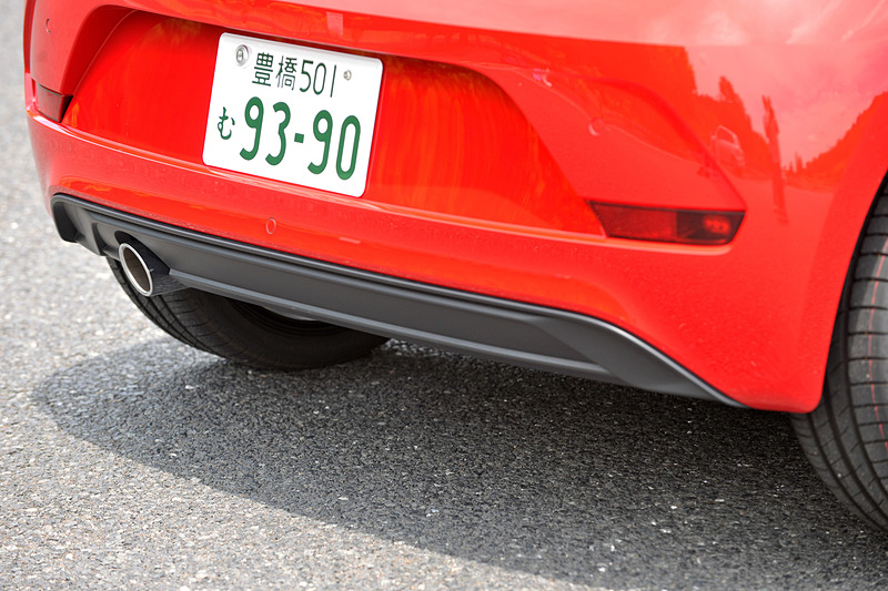 エクステリアではラジエターグリルにGTIならではのハニカムパターンを採用するとともに、ハイグロスブラック仕上げのバンパー中央部のトランスバースロッドやドアミラーハウジング、ベースモデルからサイズ拡大が図られたルーフエッジスポイラーなどを採用。17インチアルミホイールやクロームエキゾーストパイプも専用品になる