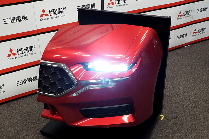 独自に開発した光学系を使ったLEDヘッドライト用モジュールのデモ機器