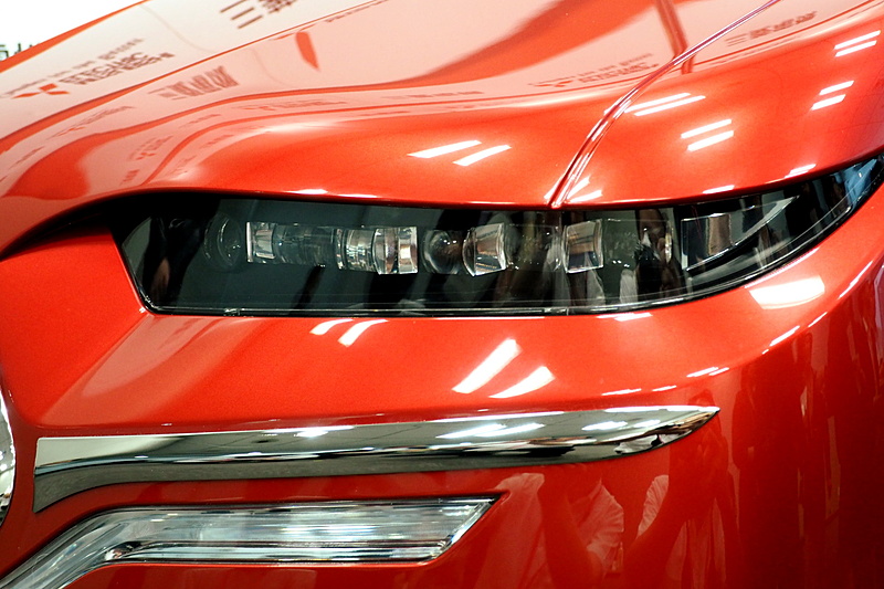 デモ機器では、上下の小さいヘッドライトであることが確認できた。デザインの自由度も高まる