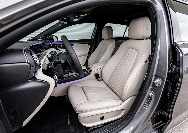 インテリアではタッチスクリーン制御の高解像度ディスプレイを2つ並べる新しいインフォテイメントシステム「MBUX（メルセデス・ベンツ ユーザーエクスペリエンス）」を採用。タービン形状の円形エアダクトも特徴的