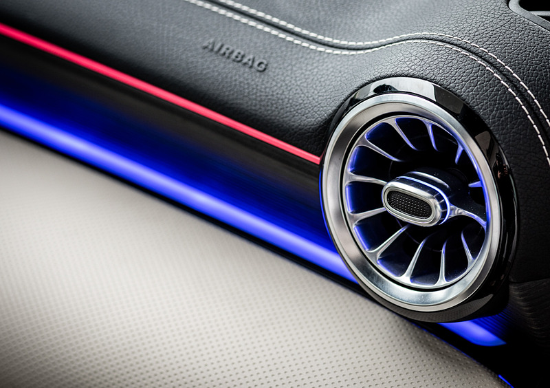 インテリアではタッチスクリーン制御の高解像度ディスプレイを2つ並べる新しいインフォテイメントシステム「MBUX（メルセデス・ベンツ ユーザーエクスペリエンス）」を採用。タービン形状の円形エアダクトも特徴的