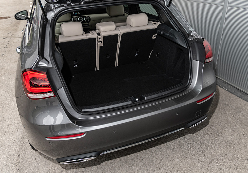 ラゲッジスペース容量は370L（通常時）と、先代から29L拡大