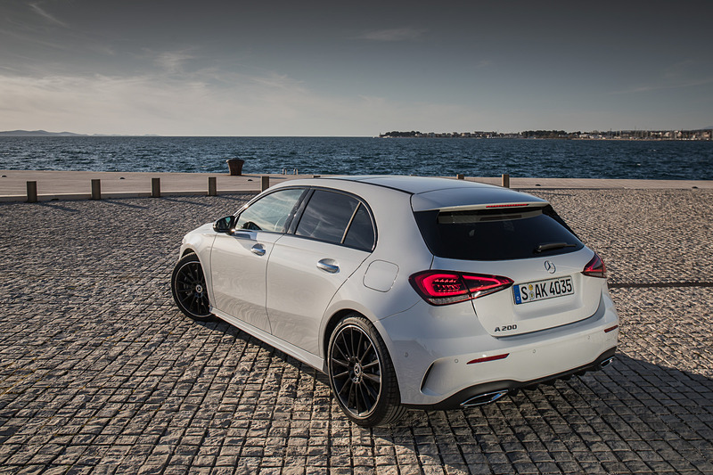 オランダ アムステルダムで2月2日（現地時間）に世界初公開された第4世代の新型「Aクラス」。ガソリン仕様では120kW（163HP）/250N・mの「A 200」、165kW（224HP）/350N・mの「A 250」、ディーゼル仕様では85kW（116HP）/260N・mの「A 180 d」を展開。全車とも7速DCTを組み合わせ、A 200のみ6速MT仕様も設定