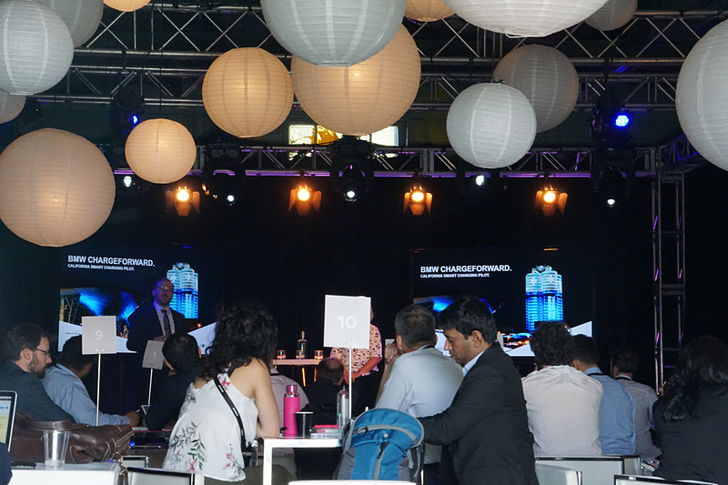 屋内で展開されるセッションや出展、展示物の様子