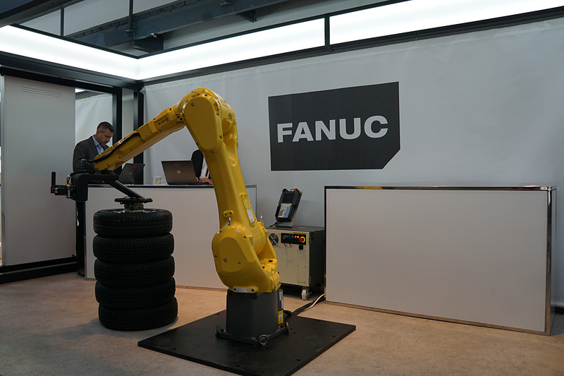 屋内で展開されるセッションや出展、展示物の様子