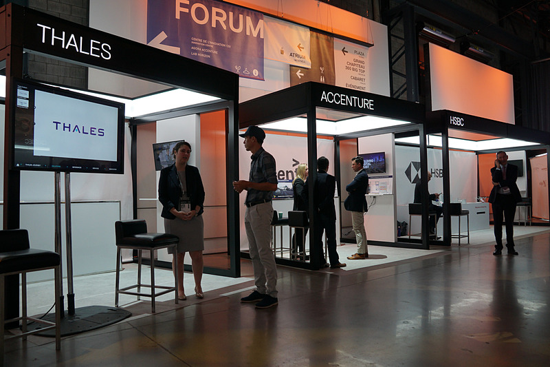 屋内で展開されるセッションや出展、展示物の様子