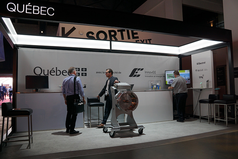 屋内で展開されるセッションや出展、展示物の様子