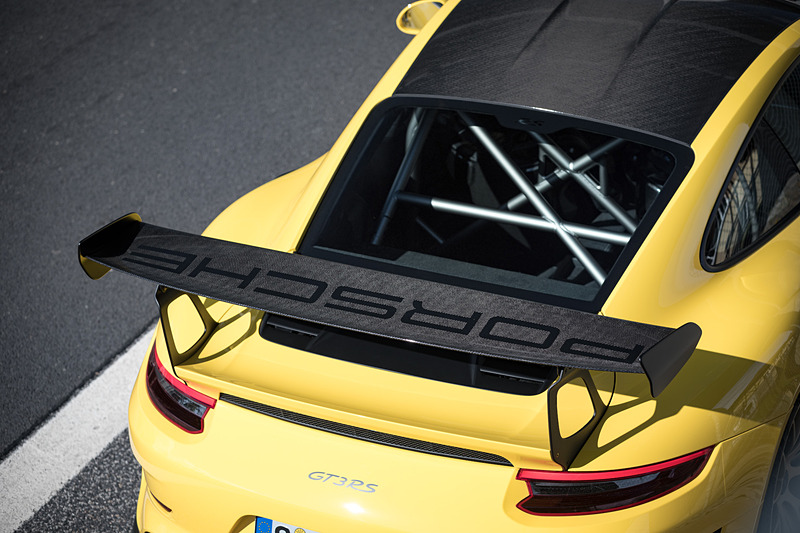 バイザッハ・パッケージでは、「PORSCHE」のロゴ入りリアスポイラーやカーボン織り目仕上げのルーフやフロントリッドを採用