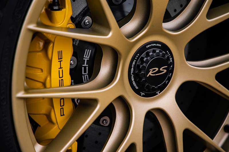 バイザッハ・パッケージでは、「PORSCHE」のロゴ入りリアスポイラーやカーボン織り目仕上げのルーフやフロントリッドを採用