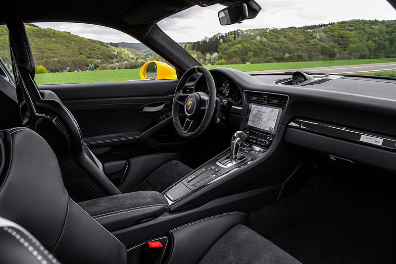 インテリアではカーボン製フルバケットシート、収納ネットやオープニングループ付きの軽量ドアパネルなどを採用するとともに、遮音材の縮小、軽量リアリッドの採用といった軽量化が図られた