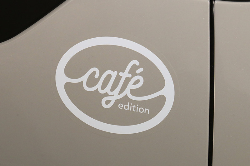 フロントドアのドアミラー下に専用ステッカーを装着。ステッカーのカラーはサーブル（写真）とノアールペルラネラが白、ブランバンキーズがベージュとなる