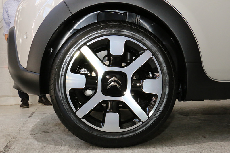 17インチのタイヤ＆アロイホイール（タイヤサイズは205/50 R17）を装備。サーブルの車両ではカラーリングがシルバーとブラックの2トーンとなる