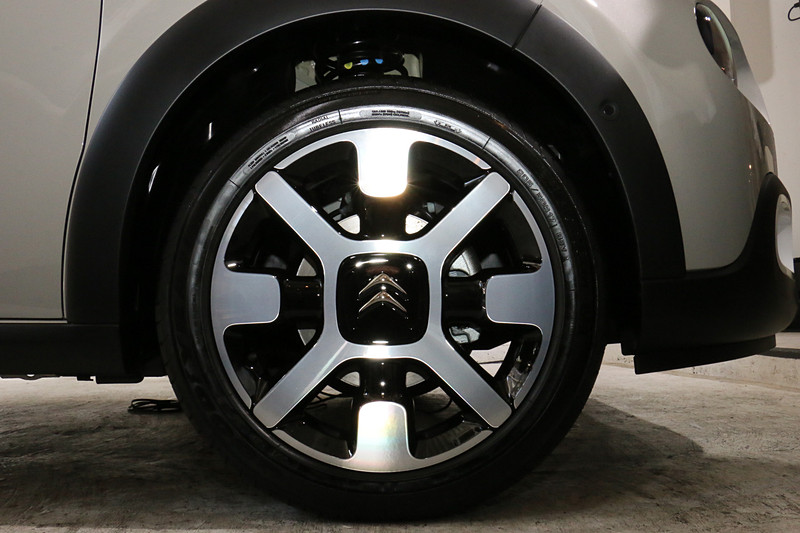 17インチのタイヤ＆アロイホイール（タイヤサイズは205/50 R17）を装備。サーブルの車両ではカラーリングがシルバーとブラックの2トーンとなる