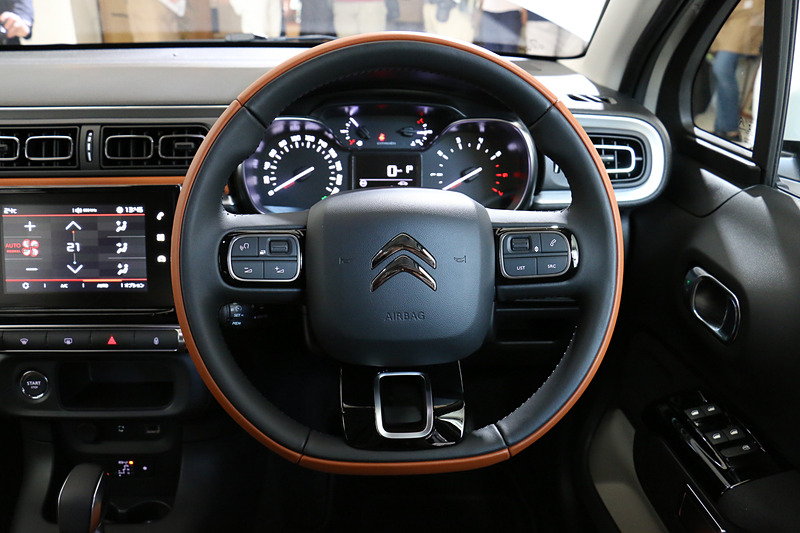 シート、ステアリング、ダッシュボードなどをライトブラウンのカラーリングにしてカフェテイストを表現