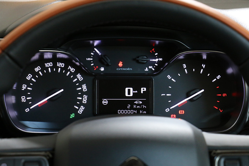 シート、ステアリング、ダッシュボードなどをライトブラウンのカラーリングにしてカフェテイストを表現