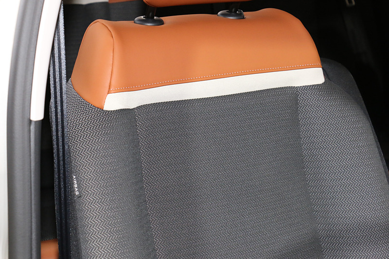シート表皮はテップレザーとツイード柄を組み合わせ、手触りの変化も楽しめるようになっている