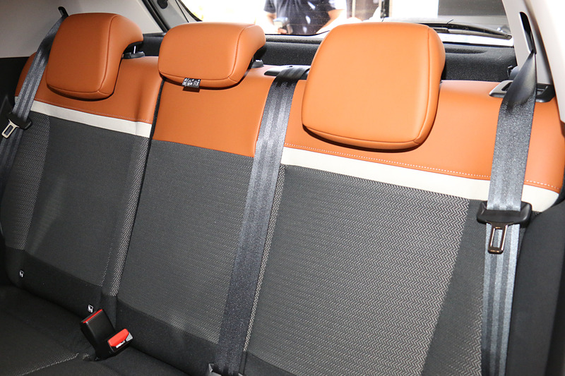 シート表皮はテップレザーとツイード柄を組み合わせ、手触りの変化も楽しめるようになっている