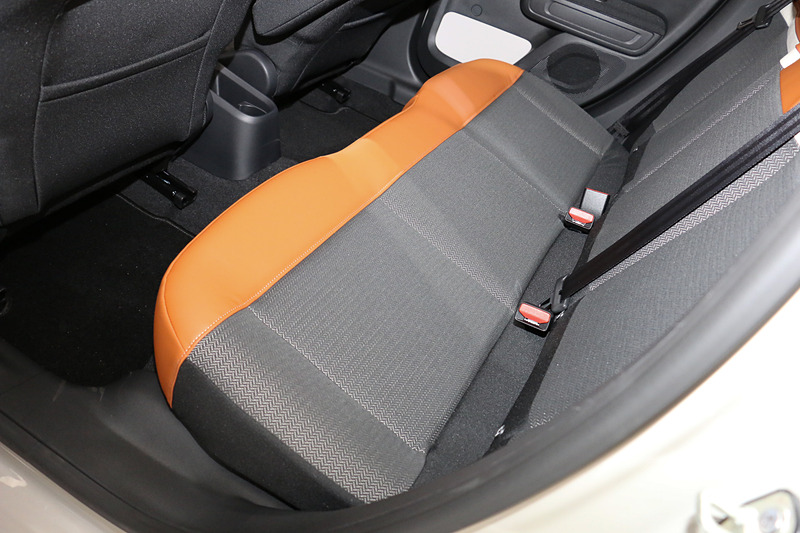 シート表皮はテップレザーとツイード柄を組み合わせ、手触りの変化も楽しめるようになっている