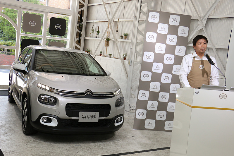 C3 CAFE EDITIONの車両概要やタイアップカフェ「LE CAFE CITROEN C3×iki」について説明する水谷氏