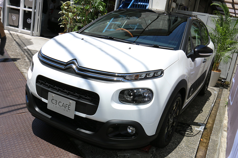 屋外展示されていた「ブランバンキーズ」カラーのC3 CAFE EDITION