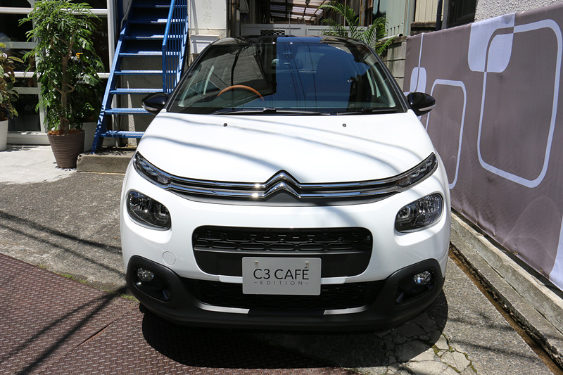 屋外展示されていた「ブランバンキーズ」カラーのC3 CAFE EDITION