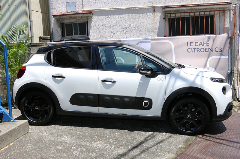 屋外展示されていた「ブランバンキーズ」カラーのC3 CAFE EDITION