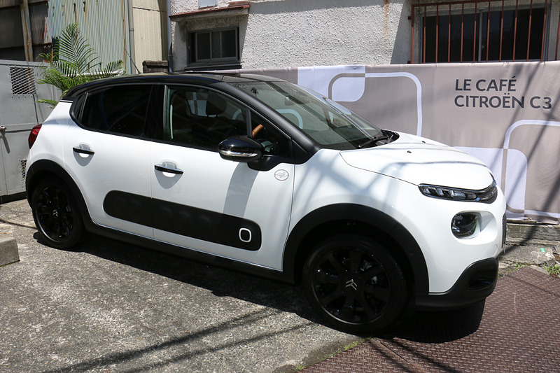 屋外展示されていた「ブランバンキーズ」カラーのC3 CAFE EDITION