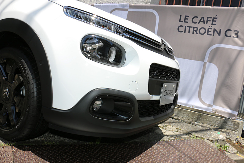 屋外展示されていた「ブランバンキーズ」カラーのC3 CAFE EDITION