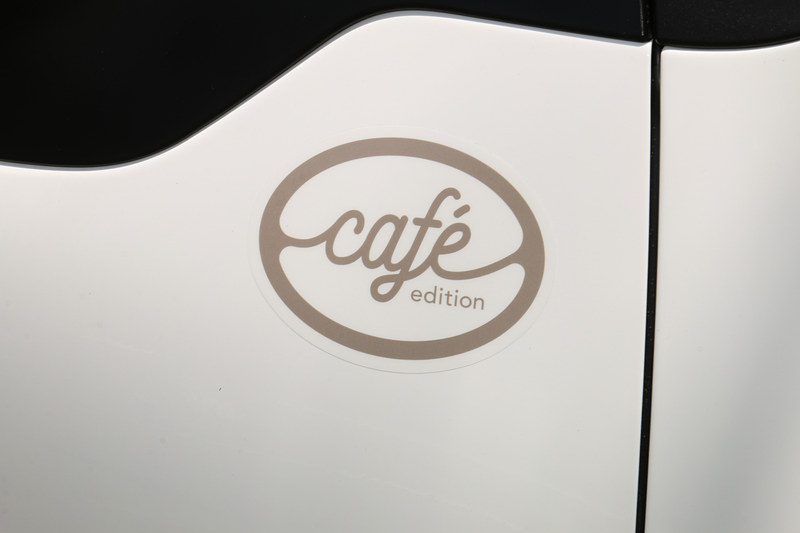 ベージュ色の専用ステッカーを装着