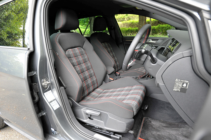 インテリアではGTIシリーズでおなじみのタータンチェック柄のシートを採用するほか、純正ナビゲーションシステム「Discover Pro」、モバイルオンラインサービス「Volkswagen Car-Net」などが特別装備される