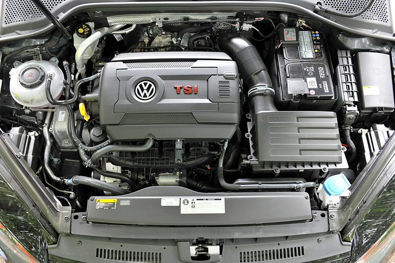 ゴルフ GTI Dynamicは最高出力169kW（230PS）/4700-6200rpm、最大トルク350N･m（35.7kgf･m）/1500-4600rpmを発生する直列4気筒DOHC 2.0リッターターボエンジンを搭載。JC08モード燃費は14.6km/L