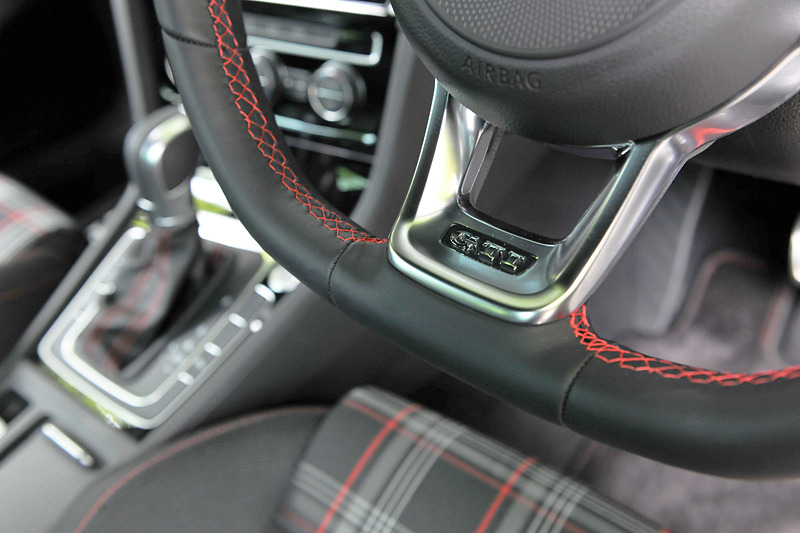 インテリアではGTIシリーズでおなじみのタータンチェック柄のシートを採用するほか、純正ナビゲーションシステム「Discover Pro」、モバイルオンラインサービス「Volkswagen Car-Net」などが特別装備される