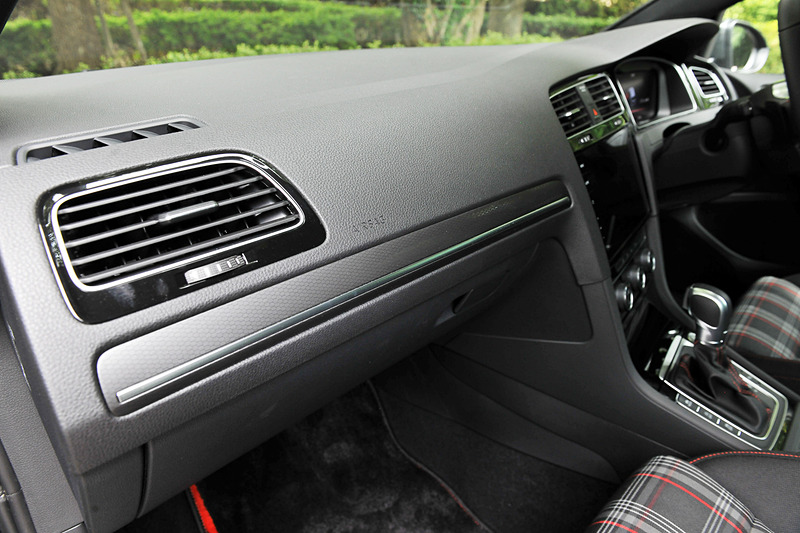 インテリアではGTIシリーズでおなじみのタータンチェック柄のシートを採用するほか、純正ナビゲーションシステム「Discover Pro」、モバイルオンラインサービス「Volkswagen Car-Net」などが特別装備される